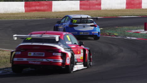 Coches-De-Carreras-Pasando-Por-Encima-De-Bordillos-A-Través-De-Chicane-A-Alta-Velocidad,-Curvas-Rápidas-En-Cámara-Lenta