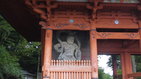 Escultura-De-Madera-Kongo-Rikishi-Que-Adorna-La-Puerta-Koyasan-Daimon