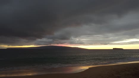 Vista-Panorámica-Cinematográfica-Del-Atardecer-Del-Cráter-Molokini-Y-La-Isla-Sagrada-Hawaiana-De-Kaho&#39;olawe-Junto-Con-La-Costa-Sur-De-Maui-En-Hawaii