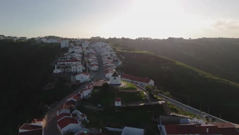 Vista-Aérea-Panorámica-De-Vila-Do-Bispo-Durante-El-Amanecer-En-Algarve,-Portugal