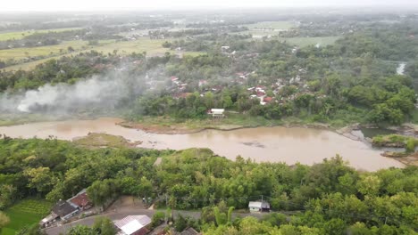 Luftaufnahme,-Flusslauf-Durch-Tropischen-Wald-Eingezwängt