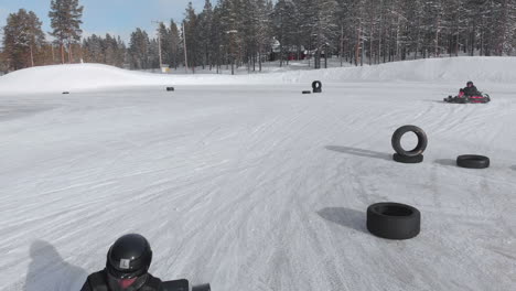 Pista-De-Nieve-Invernal-Para-Karts-Deslizándose-Por-Las-Curvas,-Chocando-Con-Neumáticos