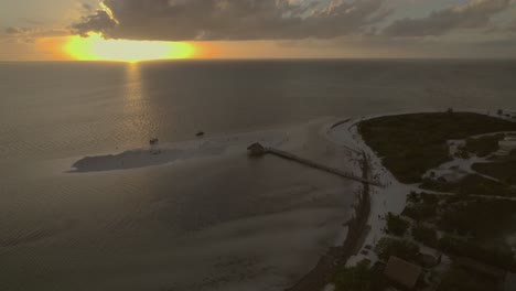 Disparo-De-Drone-De-Alto-ángulo-Mientras-Gira-Sobre-Holbox,-México-Al-Atardecer