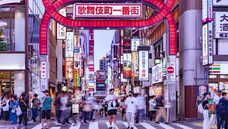 Time-lapse-De-Luces-Y-Gente-Bulliciosas-En-El-Distrito-Kabuki-cho-De-La-Ciudad-De-Shinjuku,-Tokio,-Japón