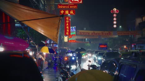 Fuertes-Lluvias-Monzónicas-En-Bangkok-Comercial-Esperando-Una-Señal-Verde