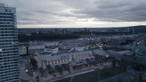 Teatro-Nacional-Eslovaco-Y-Centro-Comercial-Eurovea-Al-Atardecer---Vista-Aérea-De-Drones