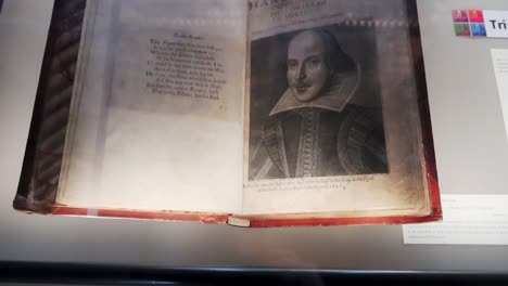 Shakespeares-Komödien,-Geschichten-Und-Tragödien-In-Der-Ausstellung-Des-Trinity-College