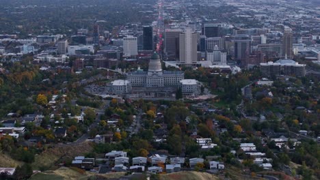 Utah-State-Capitol-Building-Und-Stadtbild-Bei-Sonnenuntergang,-Salt-Lake-City-In-Utah,-USA