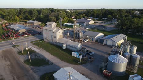 Alte-Getreidesilos-Und-Bahnhof,-Clare,-Michigan,-Usa