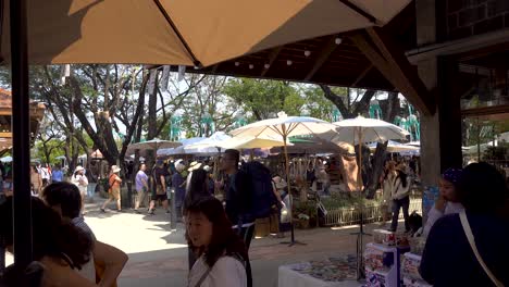 Typical-weekend-market-in-Chiang-Mai,-Thailand-with-people-browsing
