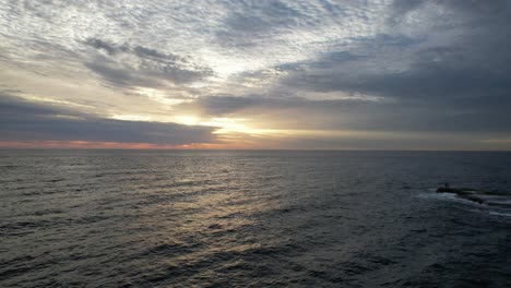 Ruhige-Meereslandschaft-In-Little-Bay,-Sydney,-Australien-Bei-Sonnenuntergang---Luftaufnahme-Einer-Drohne