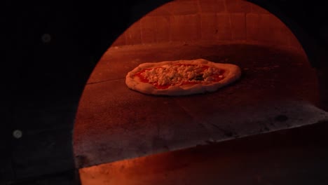 Pizza-Horneada-En-Un-Horno-De-Pizza-Italiano-Con-Fuego-Alrededor-En-Cámara-Lenta