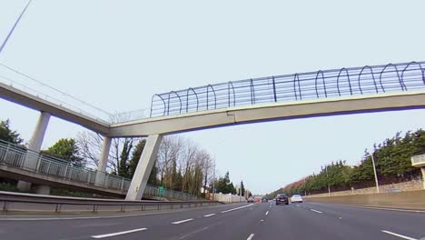 El-Coche-Sale-Del-Centro-De-Dublín-En-Dirección-A-La-Autopista-M6-Hacia-El-Lado-Oeste-De-La-Isla.