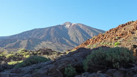 Vista-Panorámica-De-Las-Cadenas-Montañosas-En-El-Parque-Nacional-Del-Teide-Cerca-De-Roque-Cinchado,-Dinámica
