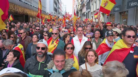Demonstranten-Versammeln-Sich-Während-Einer-Demonstration-Gegen-Die-Sozialistische-Partei-PSOE,-Nachdem-Ministerpräsident-Pedro-Sanchez-Zugestimmt-Hatte,-Den-Am-Abspaltungsversuch-In-Katalonien-Im-Jahr-2017-Beteiligten-Personen-Amnestie-Zu-Gewähren.