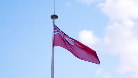 Bandera-De-Plumero-Rojo,-Enseña-Civil-De-Gran-Bretaña-Reino-Unido-Ondeando-En-El-Poste,-Cámara-Lenta