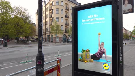 Coronavirus-Warnung-Auf-Digitalem-Schild-Auf-Leerer-Straße-In-Stockholm,-Schweden