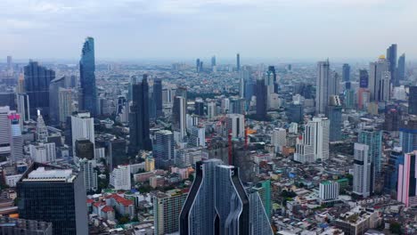 Vista-Aérea-Panorámica-Del-Distrito-Central-De-Negocios-De-Bangkok-Silom-Sathon-Durante-El-Día---Tailandia