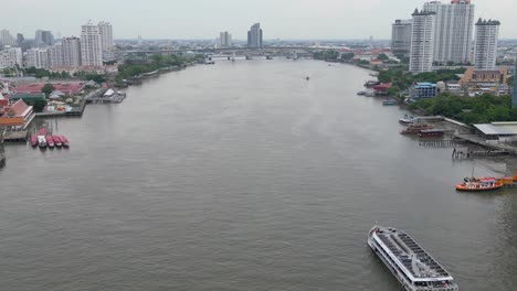 Cruise-ship-sailing-in-Bangkok's-Chao-Phraya-river
