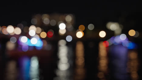 Farbenfrohes-Bokeh-Von-Weihnachtslichtern,-Die-Sich-Während-Einer-Weihnachtlichen-Bootsparade-Auf-Dem-Fluss-Bei-Nacht-Auf-Dem-Wasser-Spiegeln