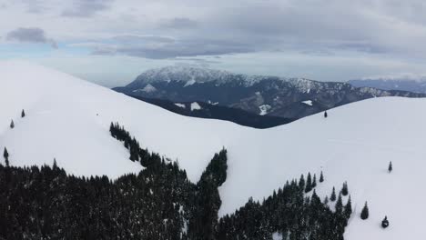 Schneebedeckte-Piatra-Craiului-Berge-Von-Iezer-Papusa,-Rumänien,-Luftaufnahme