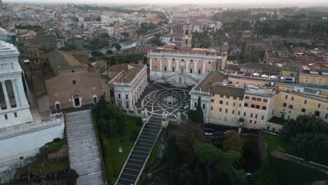 Drohne-Umkreist-Die-Piazza-Del-Campidoglio-In-Rom,-Italien