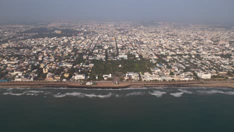 Luftaufnahmen-Der-Gesamten-Stadt-Puducherry-Und-Der-Küste-Mit-Einer-Dramatischen-Bucht-Von-Bengalen