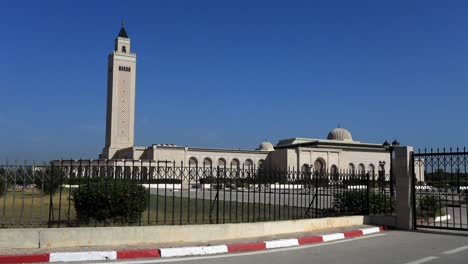 Día-Brillante-En-La-Mezquita-De-Cartago-Con-Cielo-Despejado,-Minarete-Icónico-Visible