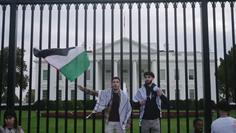 Dos-Hombres-árabes-Ondeando-Una-Bandera-Palestina-Frente-A-La-Casa-Blanca-En-Una-Protesta-Pro-Palestina-En-D