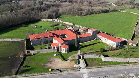 Langsame-Umlaufbahn-Der-Drohne-Errichtet-Das-Kloster-San-Salvador-De-Ferreira