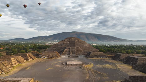 Vista-Aérea-Lejos-De-La-Pirámide-De-La-Luna,-Amanecer-En-Teotihuacán,-México