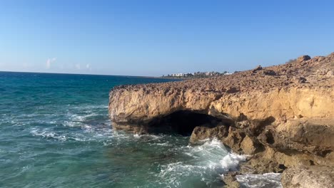 Wellen-Schlagen-Gegen-Die-Felsen-In-Paphos,-Zypern