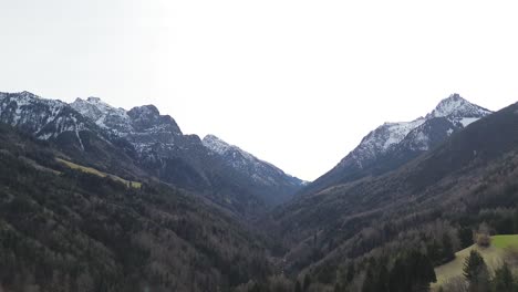 Berglandschaft-Im-Winter-Mit-Schneebedecktem-Baumwald-Im-Hintergrund,-Drohnenflug-über-Bäumen,-4K-Video-Mit-30 fps
