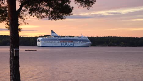 Cruise-ship-travels-at-sunset-in-the-Stockholm-archipelago,-Sweden
