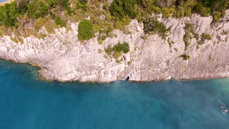 Luftaufnahme-Des-Strandes-Xigia-Mit-Türkisfarbenem-Wasser-Und-Weißen-Klippen-Auf-Der-Insel-Zakynthos