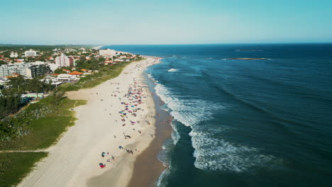 Drohnenaufnahmen-Der-Wellen-Am-Strand-Von-Itauna,-Austragungsort-Der-World-Surf-League-In-Saquarema,-Küste-Von-Rio-De-Janeiro---Brasilien