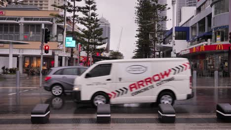 Vistas-A-La-Explanada-Hacia-Cavil-Ave-Bajo-Una-Intensa-Lluvia,-Surfers-Paradise,-Sureste-De-Queensland