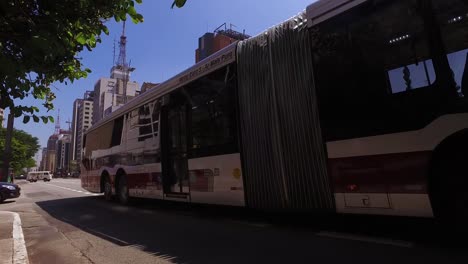 Verkehr-Auf-Der-Sonnigen-Avenida-Paulista-In-Sao-Paulo,-Brasilien