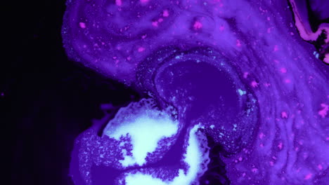 Violette-Flüssigkeit-Sickert-Heraus---Organischer-Violetter-Abstrakter-Kunstflüssigkeitseffekt-Auf-Schwarzem-Hintergrund