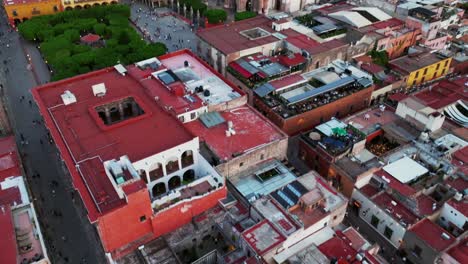 Flying-Towards-Parroquia-De-San-Miguel-Arcángel,-Catholic-Church-In-San-Miguel-De-Allende,-Mexico---Drone-Shot