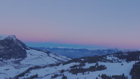 Imágenes-De-Drones-Que-Revelan-La-Serena-Belleza-Del-Amanecer-Iluminando-La-Silueta-De-Una-Cadena-Montañosa-Cubierta-De-Nieve.