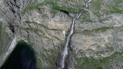 Cascata-Di-Stroppia,-La-Cascada-Más-Alta-De-Italia,-Con-Exuberante-Vegetación,-Vista-Aérea