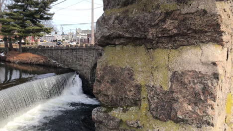 4K-Redaktionsaufnahmen-Einer-Denkmalbrücke-In-Einer-Kleinstadt