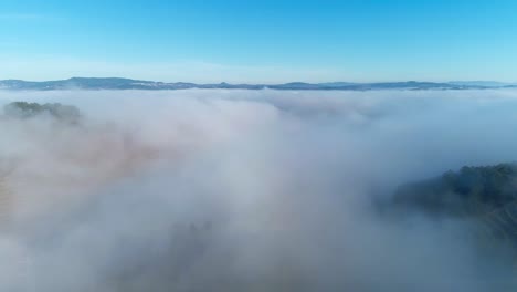 Fliegen-über-Den-Wolken-Und-Blauen-Himmel