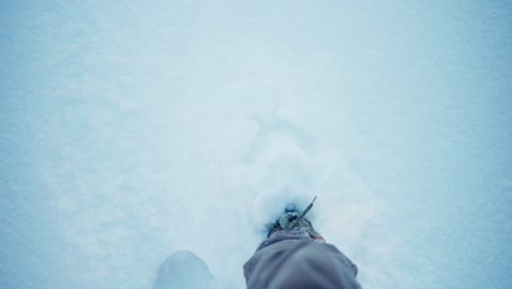 POV-Der-Füße-Einer-Person-Auf-Einem-Mit-Dickem-Schnee-Bedeckten-Boden