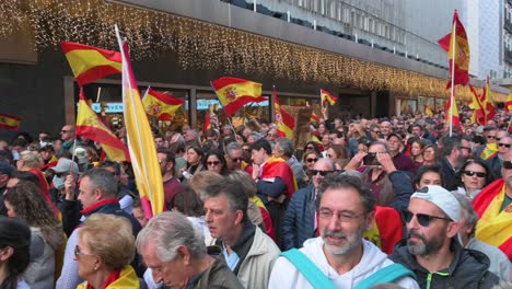 Eine-Große-Menge-Demonstranten-Versammelte-Sich-Während-Einer-Demonstration-Gegen-Die-Sozialistische-Partei-PSOE,-Nachdem-Diese-Zugestimmt-Hatte,-Den-Am-Abspaltungsversuch-In-Katalonien-Im-Jahr-2017-Beteiligten-Personen-Amnestie-Zu-Gewähren