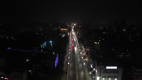 Rajkot-Luftbild-Drohne-Telefonkamera-Viele-Quads-Und-Fahrräder-Kommen,-Wie-Viele-Autos-über-Die-Brücke-Kommen