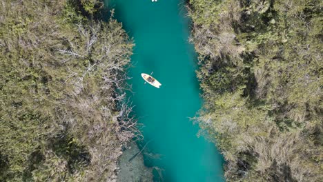 Vista-Aérea-De-Personas-En-Canoa-Por-Los-Rápidos-De-Bacalar,-En-El-Soleado-México