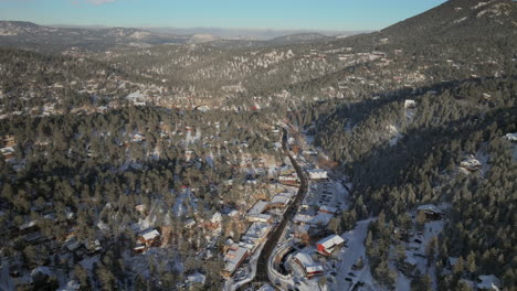 Innenstadt-Alt-Historisch-Immergrün-Colorado-Denver-Luftbild-Drohne-Filmisch-Neuschnee-Staubbildung-Kalt-Weiß-Malerische-Landschaft-Damm-See-Verkehr-Herumfahren-Haus-Vorne-Reihe-Sonnenuntergang-Blauer-Himmel-Rückwärts-Schwenk-Nach-Oben