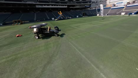 Speed-View-Aus-Der-Ersten-Person,-Orbit-Flugzeugmodellbomber,-FPV,-Dynamische-Filmische-Drohnenaufnahmen-Des-Austragungsorts-Des-Fußballstadions-In-Winnipeg